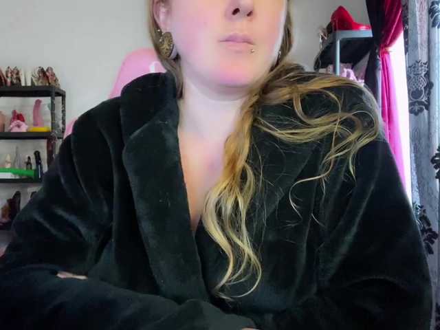 NylonQueen's BongaCams show and profile