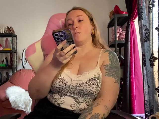 NylonQueen's BongaCams show and profile