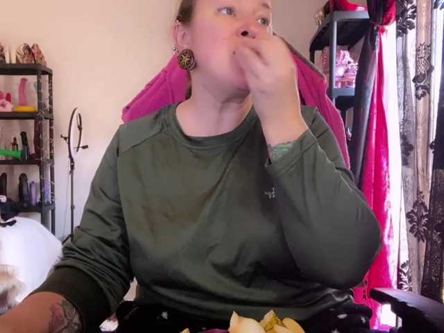 NylonQueen's BongaCams show and profile