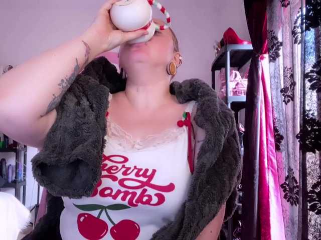 NylonQueen's BongaCams show and profile