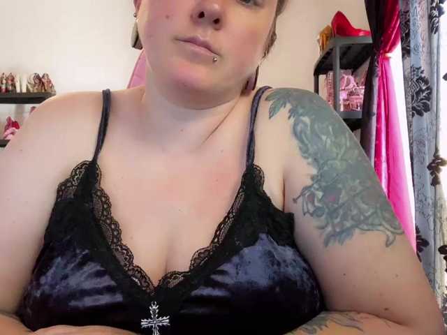 NylonQueen's BongaCams show and profile