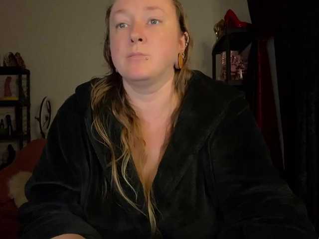 NylonQueen's BongaCams show and profile