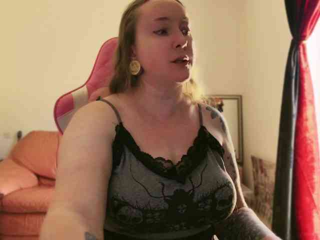 NylonQueen webcam