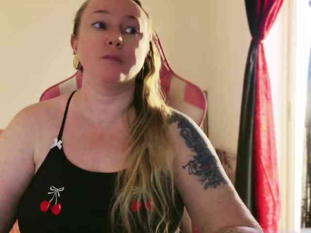 NylonQueen webcam