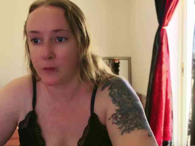 NylonQueen webcam