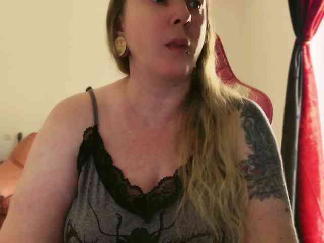 NylonQueen webcam