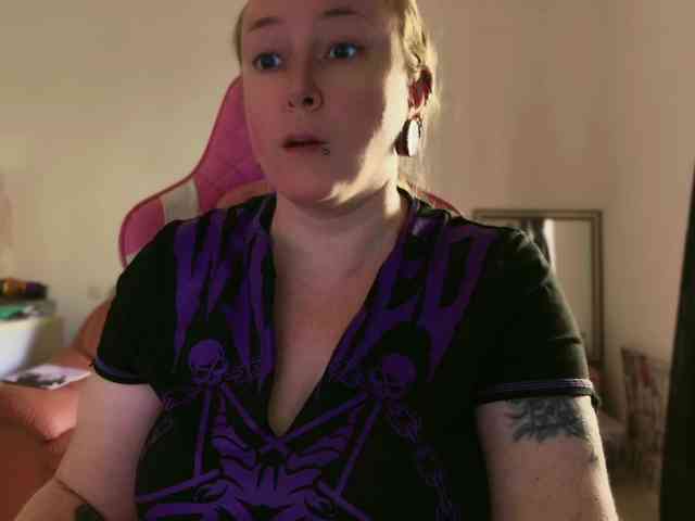 NylonQueen webcam