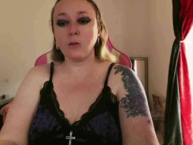 NylonQueen webcam