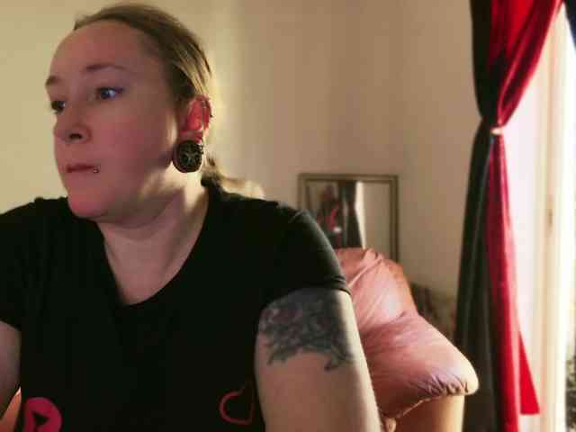 NylonQueen webcam
