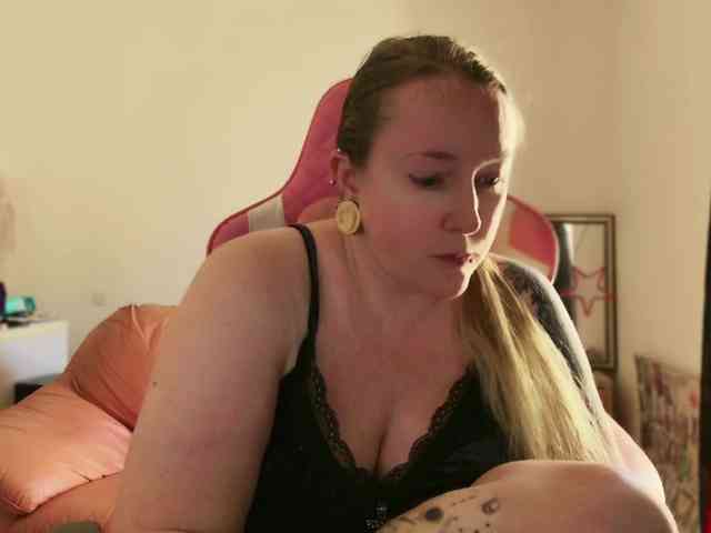 NylonQueen webcam