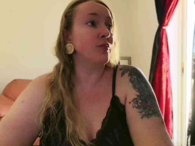 NylonQueen webcam