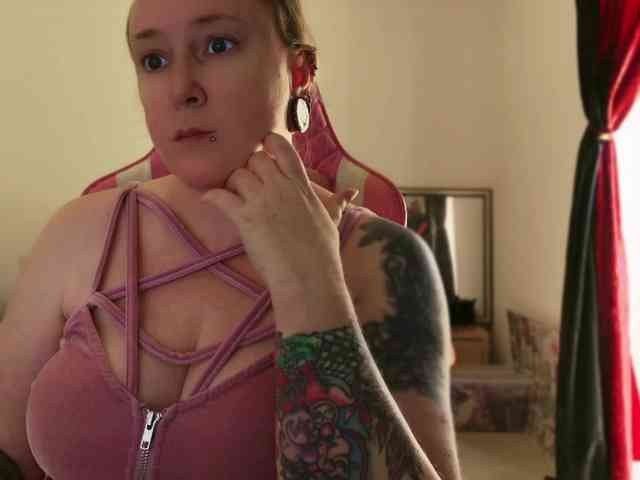 NylonQueen webcam
