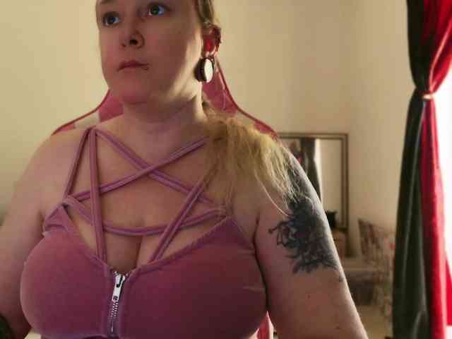 NylonQueen webcam