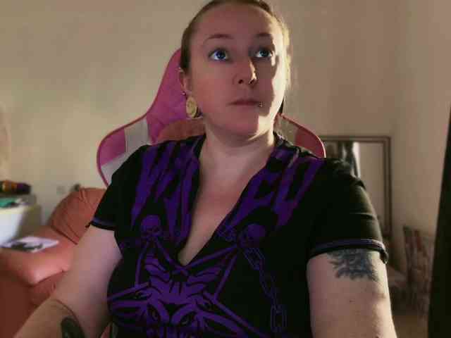 NylonQueen webcam