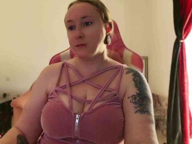 NylonQueen webcam