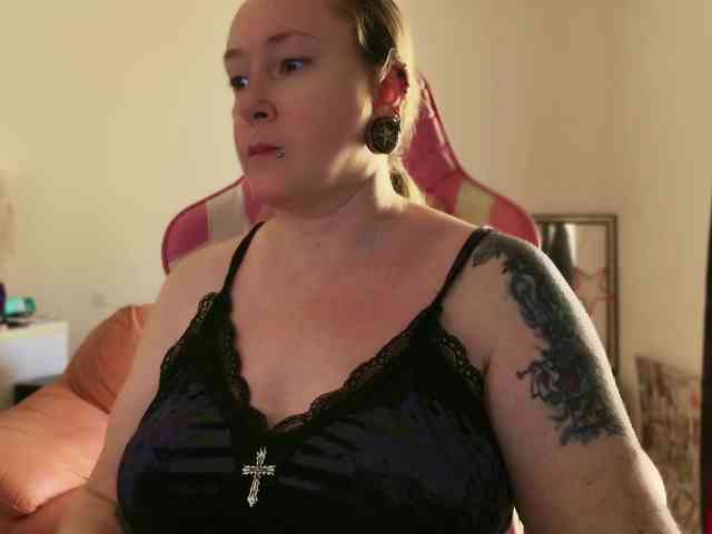 NylonQueen webcam