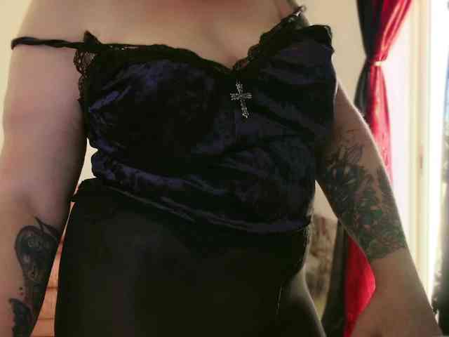 NylonQueen webcam
