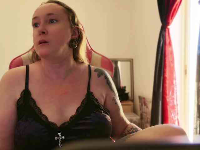 NylonQueen webcam