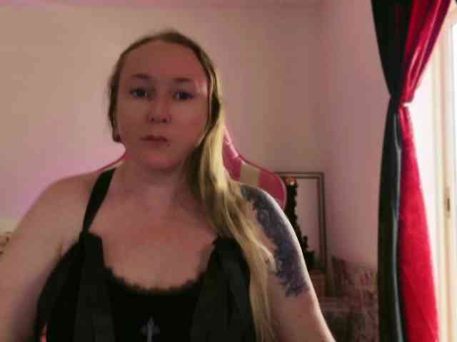 NylonQueen webcam