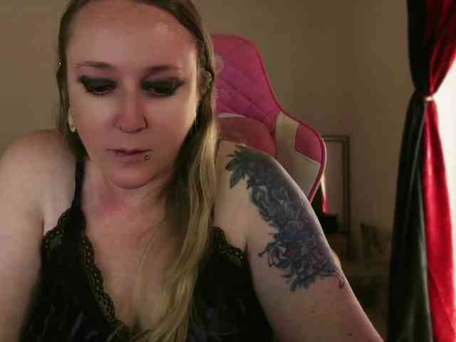 NylonQueen webcam