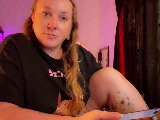 NylonQueen webcam
