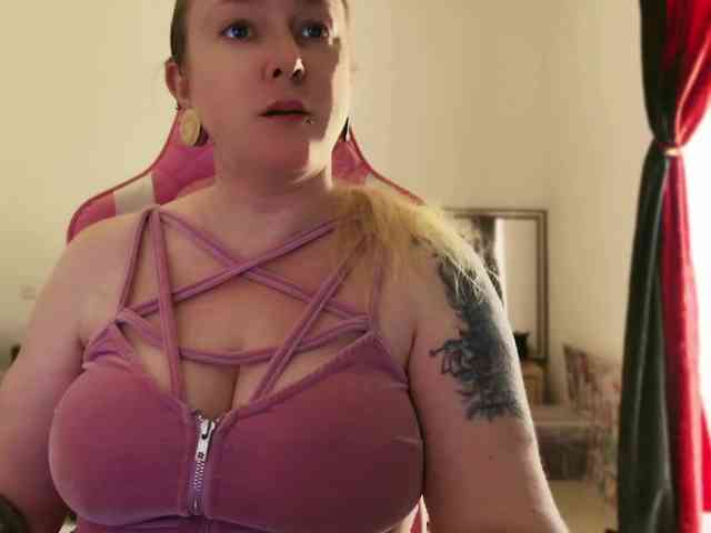 NylonQueen webcam