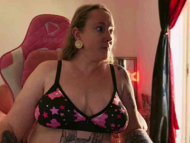 NylonQueen webcam
