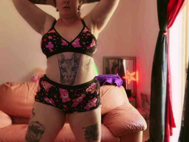 NylonQueen webcam