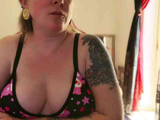 NylonQueen webcam
