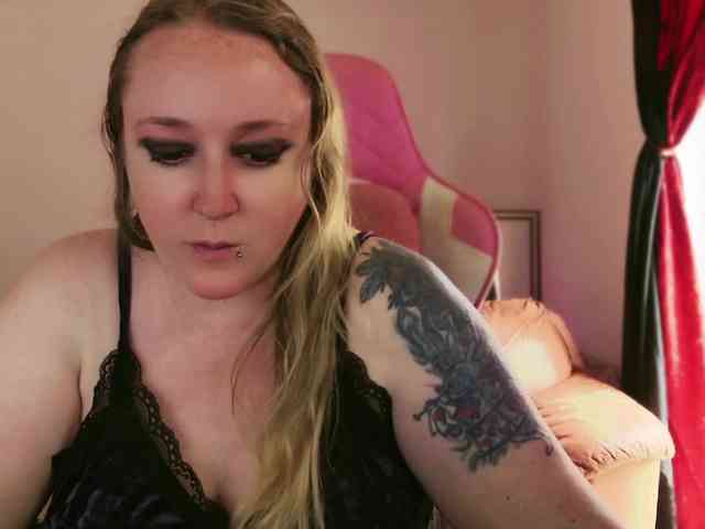 NylonQueen webcam