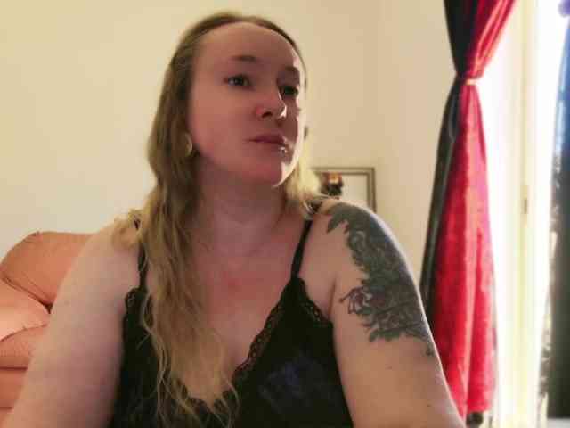 NylonQueen webcam