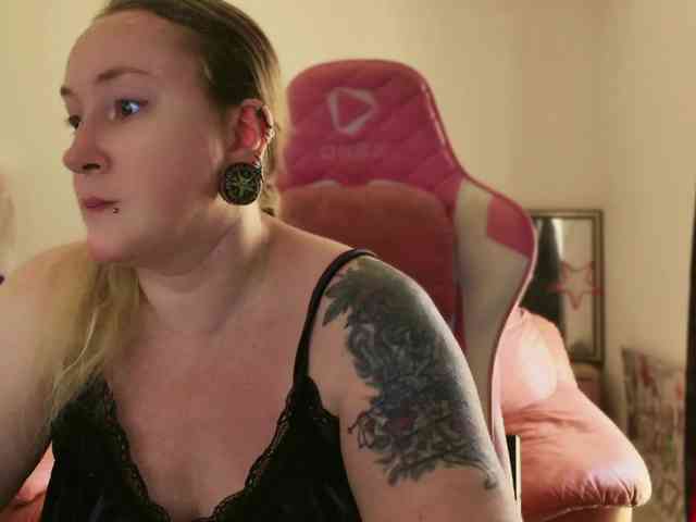 NylonQueen webcam