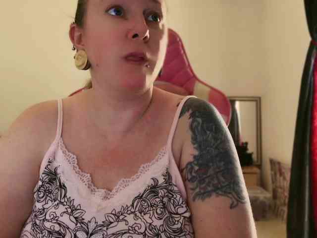 NylonQueen's webcam live show