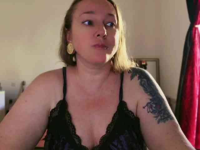 NylonQueen webcam