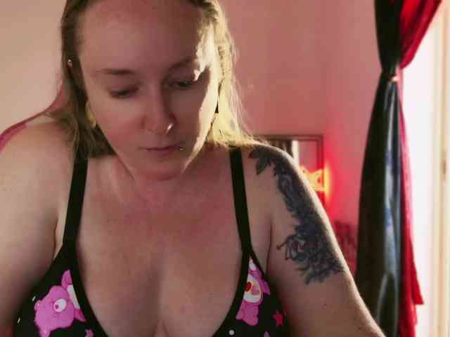 NylonQueen webcam