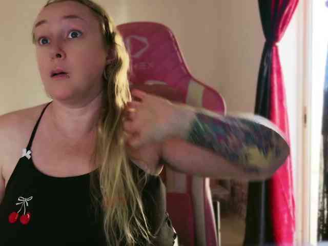 NylonQueen webcam