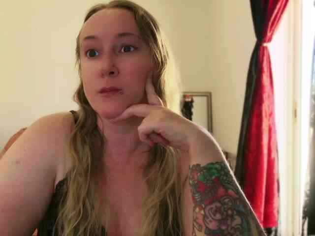 NylonQueen webcam