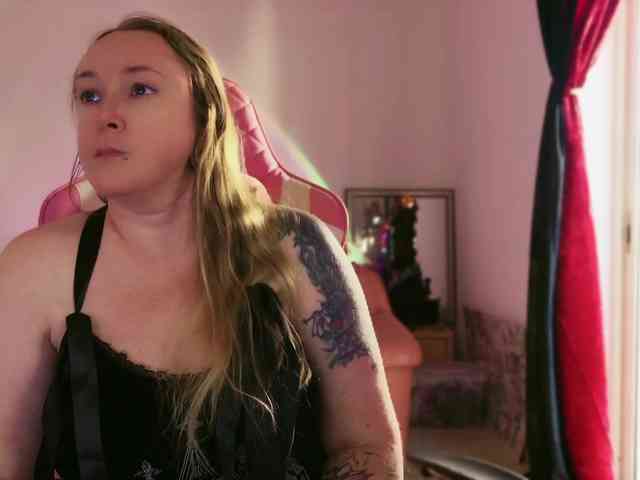 NylonQueen webcam