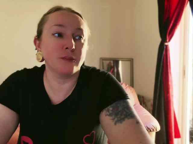 NylonQueen webcam