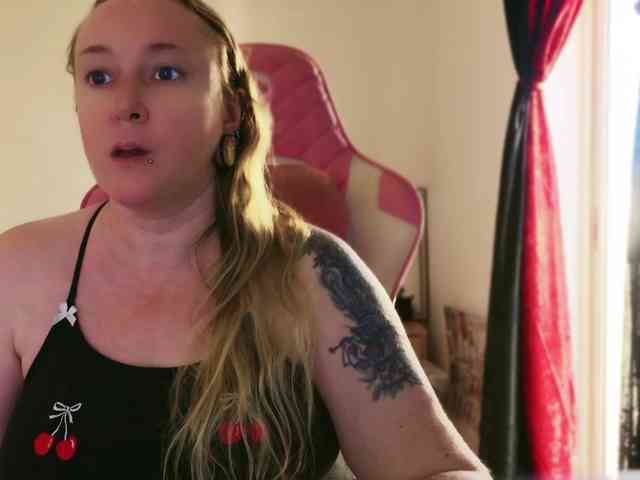 NylonQueen webcam