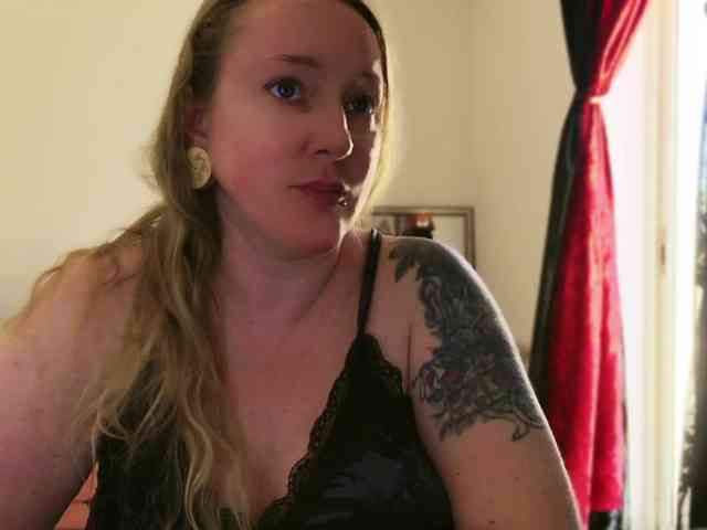 free live chat NylonQueen