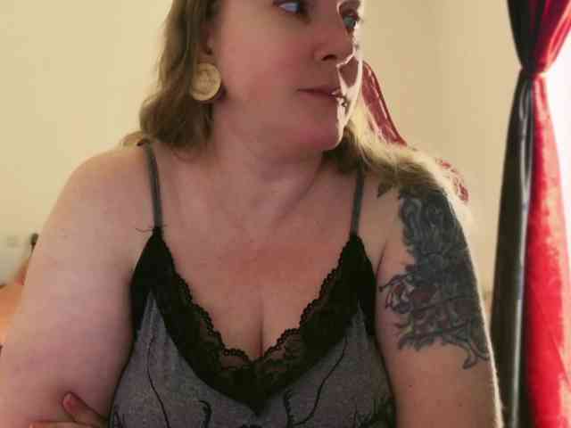NylonQueen webcam