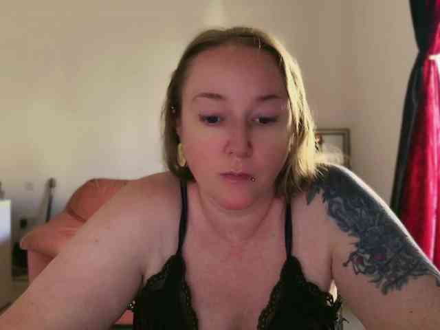 NylonQueen webcam