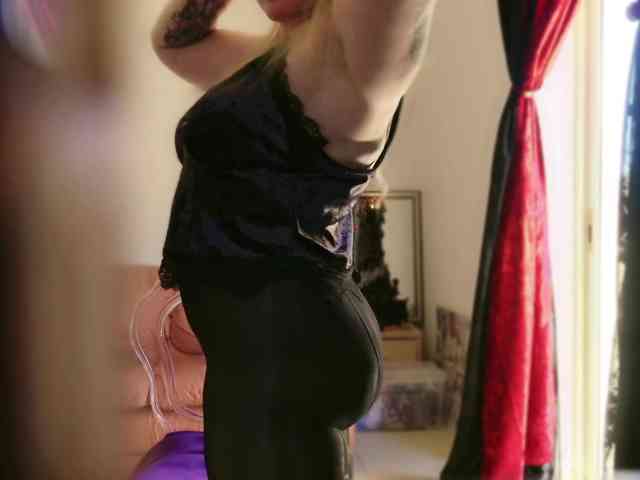 NylonQueen webcam