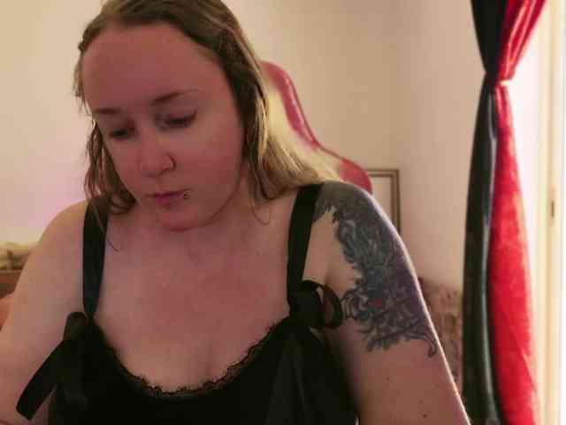 NylonQueen webcam