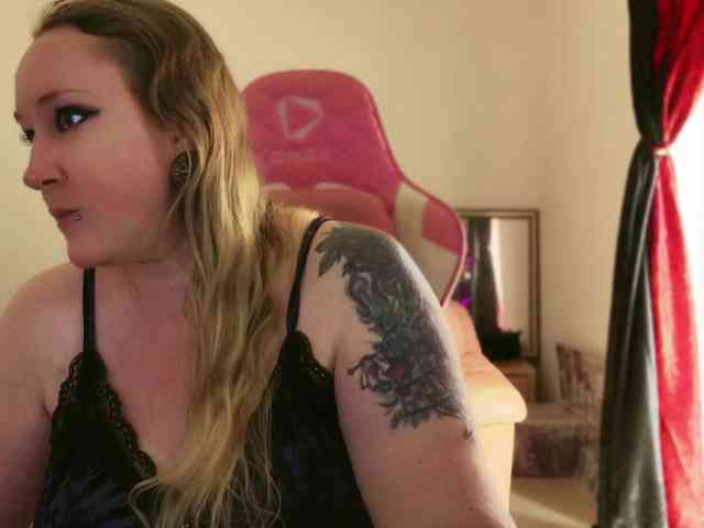 NylonQueen webcam