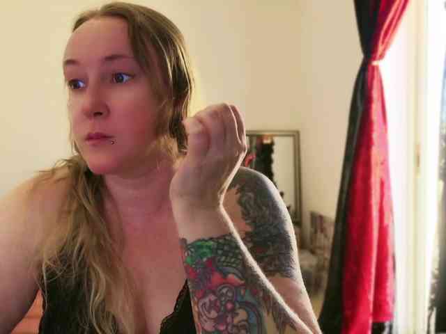 NylonQueen webcam