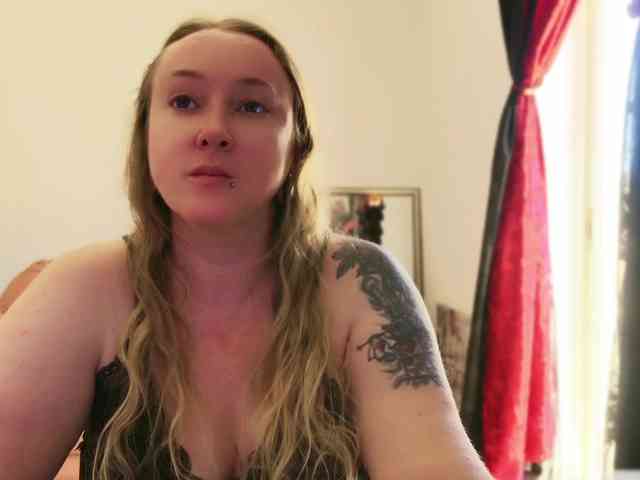 NylonQueen webcam