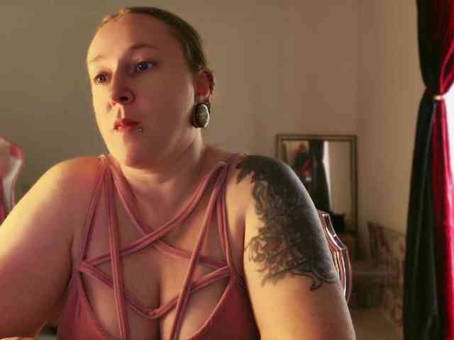 NylonQueen webcam