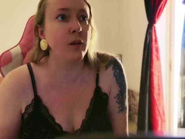 NylonQueen webcam